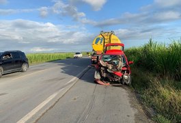 Colisão entre carro e caminhão de açúcar é registrado na BR-424