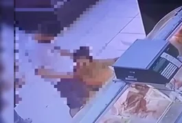 VÍDEO: Mulher se abaixa e faz sexo oral em homem na seção de açougue de supermercado no Paraná