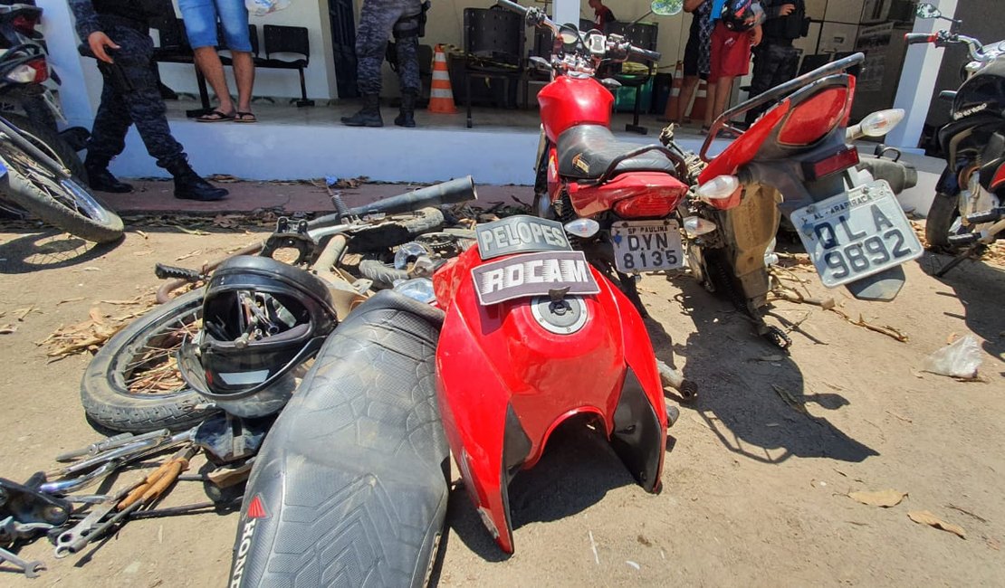 Dupla é presa desmontando motocicletas roubadas e com peças de outros veículos escondidas em residência no Brisa do Lago