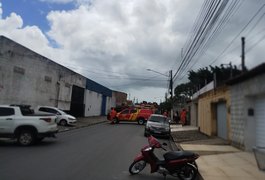 Curto-circuito causa incêndio na casa do falecido Dr. Carile, em Arapiraca; assista