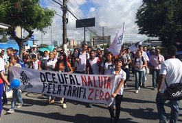 Estudantes de AL percorrem faixa azul em manifestação por Passe Livre