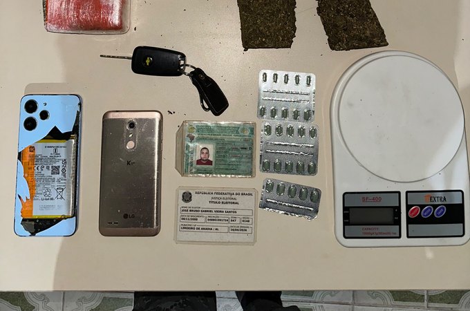 Carro com maconha e balança de precisão é abandonado na zona rural de Limoeiro de Anadia