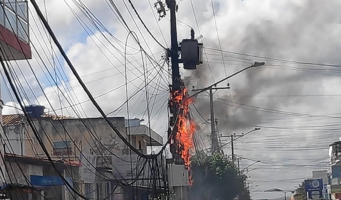Fiação em poste de energia pega fogo e assusta moradores, em Arapiraca