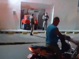 Carro desgovernado invade agência do Bradesco em Atalaia