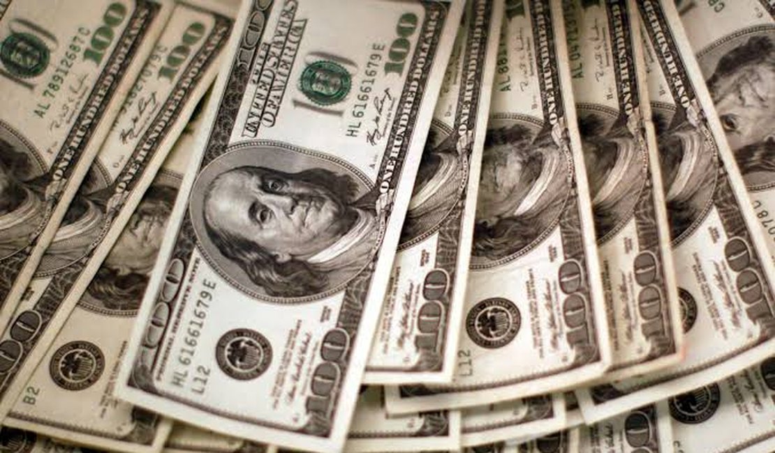 Dólar sobe e fecha a R$ 4,20, novo recorde