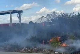 Incêndio atinge área de vegetação em frente a condomínio no bairro Bom Sucesso