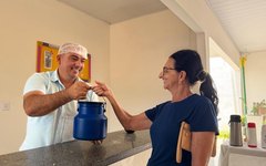 Prefeito Leandro Silva visita a Casa da Sopa e acompanha preparo das refeições