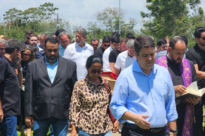 Arthur Lira exalta legado de Benedito de Lira durante sepultamento, em Maceió