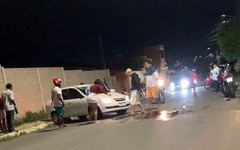 Veículo vira na curva do Bairro Cavaco