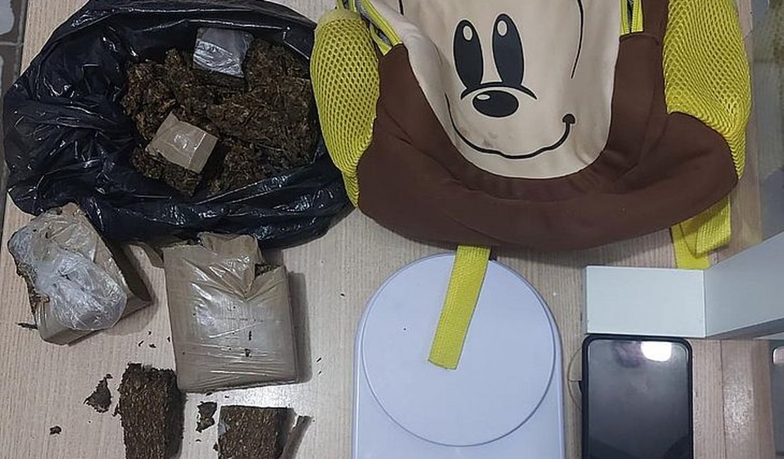 Suspeito é preso após esconder mochila com droga em telhado de residência, em Maceió