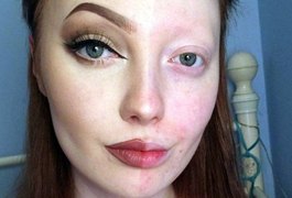 Jovem é criticada por postar foto com apenas metade do rosto maquiado