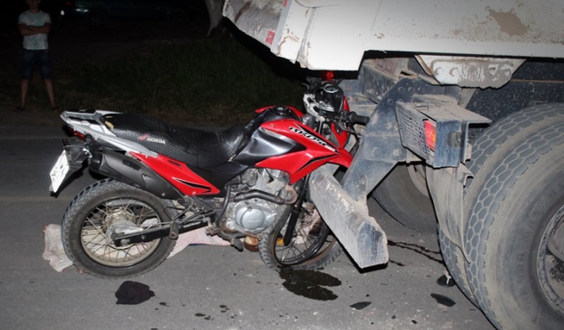 Homem morre ao colidir motocicleta na traseira de caçamba, em São Miguel dos Campos