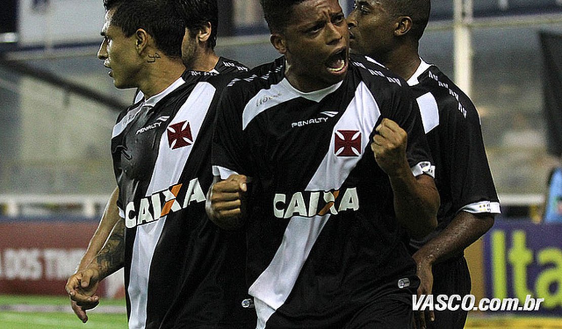 Vasco sai atrás, reage, mas fica no empate com o Flamengo