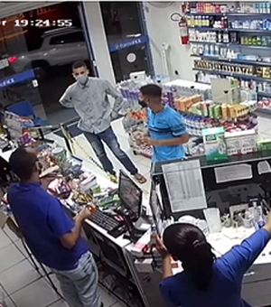 VÍDEO. Dupla armada se passa por cliente e assalta farmácia no bairro Planalto