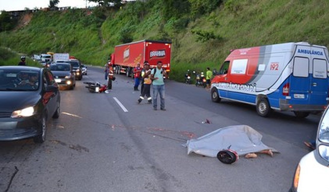 Motociclista perde o controle e acaba esmagado por carreta na BR 101 em São Miguel dos Campos