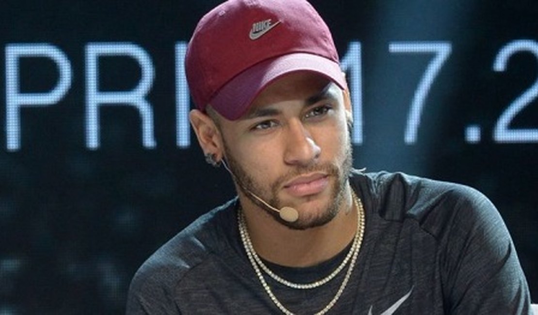 Modelo que acusa Neymar de estupro já teria se envolvido com outros famosos, diz site