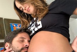 Na reta final da gravidez, Claudia Leitte é paparicada pelo marido