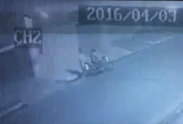 Vídeo mostra momento em que criminosos furtam moto em rua movimentada de Arapiraca