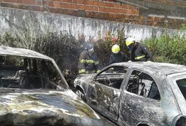 Carros ficam destruídos após incêndio em Maceió