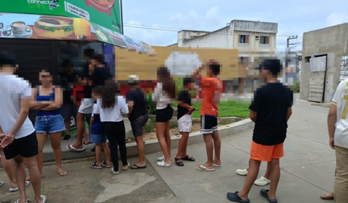 VÍDEO: Pessoas fazem fila na Praça Manoel André após banca de revistas anunciar venda das figurinhas da Copa