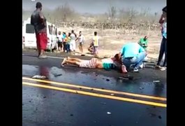 VÍDEO: Colisão entre van e carreta deixa preso às ferragens em Delmiro Gouveia
