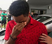 Estudante caminha a noite inteira para chegar ao trabalho e ganha carro do diretor da empresa