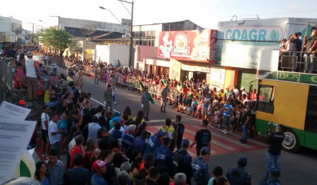 Desfile cívico encerra comemoração de 92 anos de Arapiraca