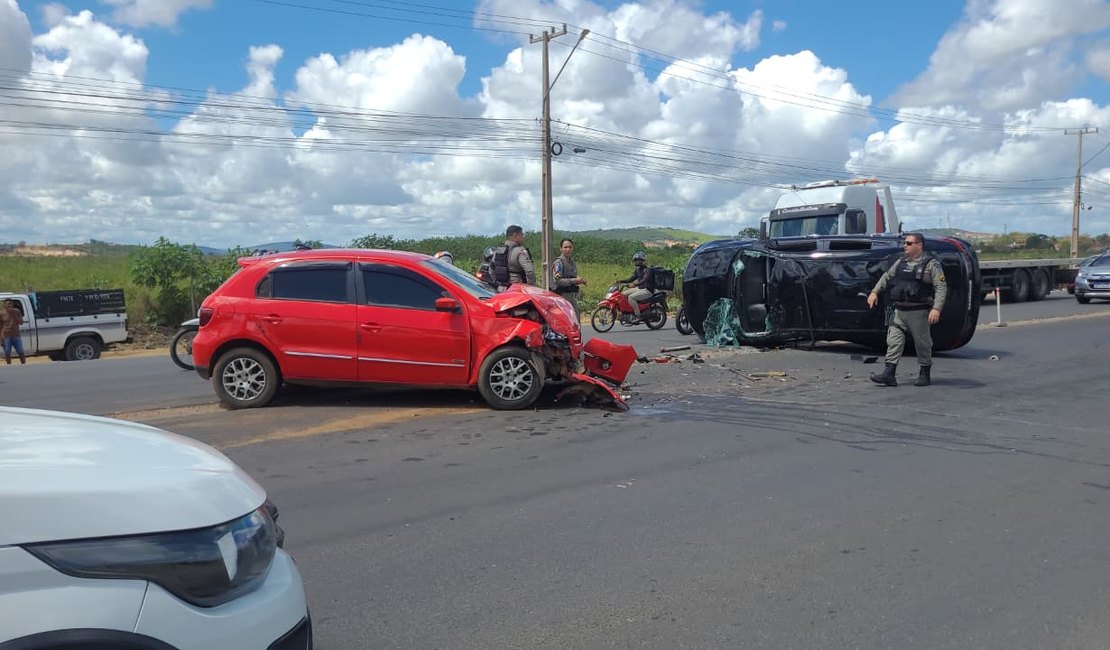 Ao tentar realizar conversão, veículo é atingido por outro carro e capota em seguida, no bairro Bom Sucesso