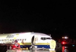 Boeing 737 sai da pista e cai em rio na Flórida