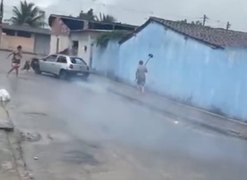 Homem tenta atropelar ex-companheira, derruba muro e deixa três feridos em Rio Largo
