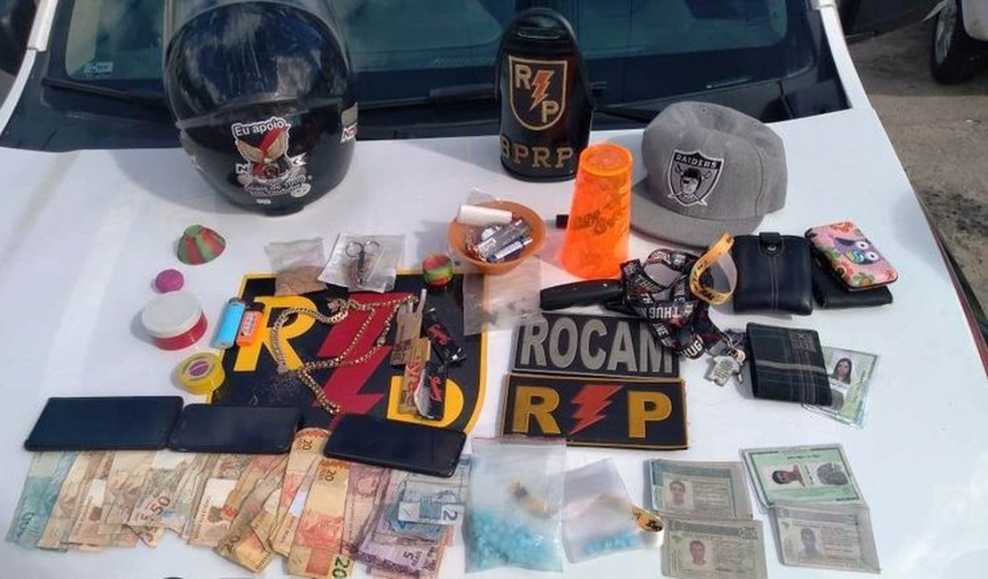 Polícia aborda carro com som alto e encontra 73 comprimidos de êxtase