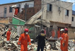 Explosão atinge oito casas, deixa dois mortos e nove feridos em Olinda; bombeiros buscam cadeirante sob escombros