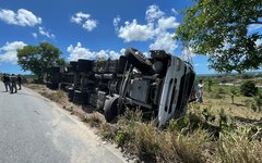 Carreta tomba na Ladeira do Catolé