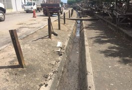 Prefeitura de Arapiraca faz manutenção de limpeza de canais em linha férrea na Primavera