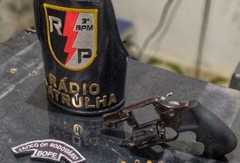 Militares apreendem arma de fogo após  dupla fugir de abordagem policial, em Arapiraca