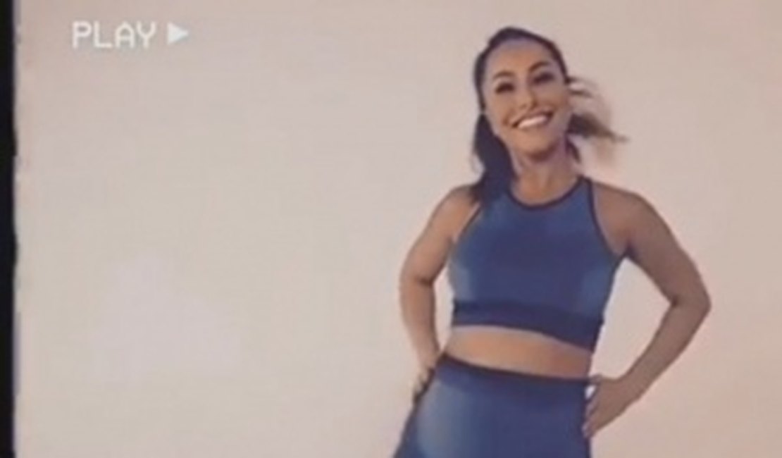 Sabrina Sato exibe a barriga e faz sessão de 'aeróbica anos 80'