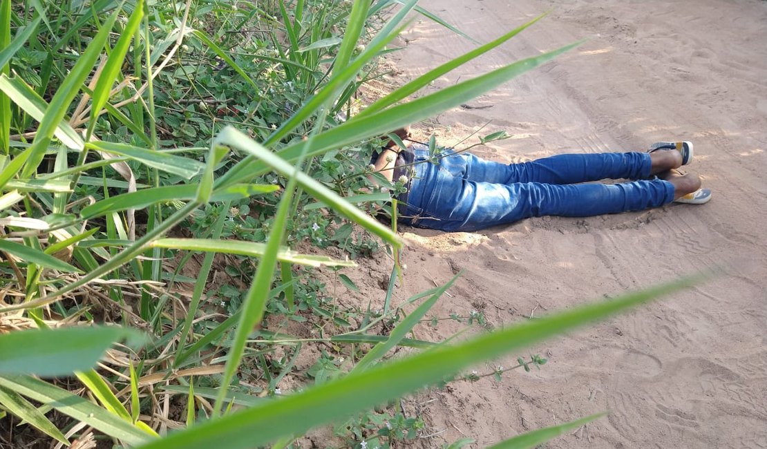 VÍDEO. Homem é encontrado morto com disparos de arma de fogo na cabeça, na zona rural de Arapiraca