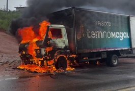 Caminhão pega fogo e mobiliza Corpo de Bombeiros, ﻿na AL-115 em Igaci