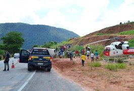 Motorista fica gravemente ferido após carreta tombar na BR-101, em Alagoas