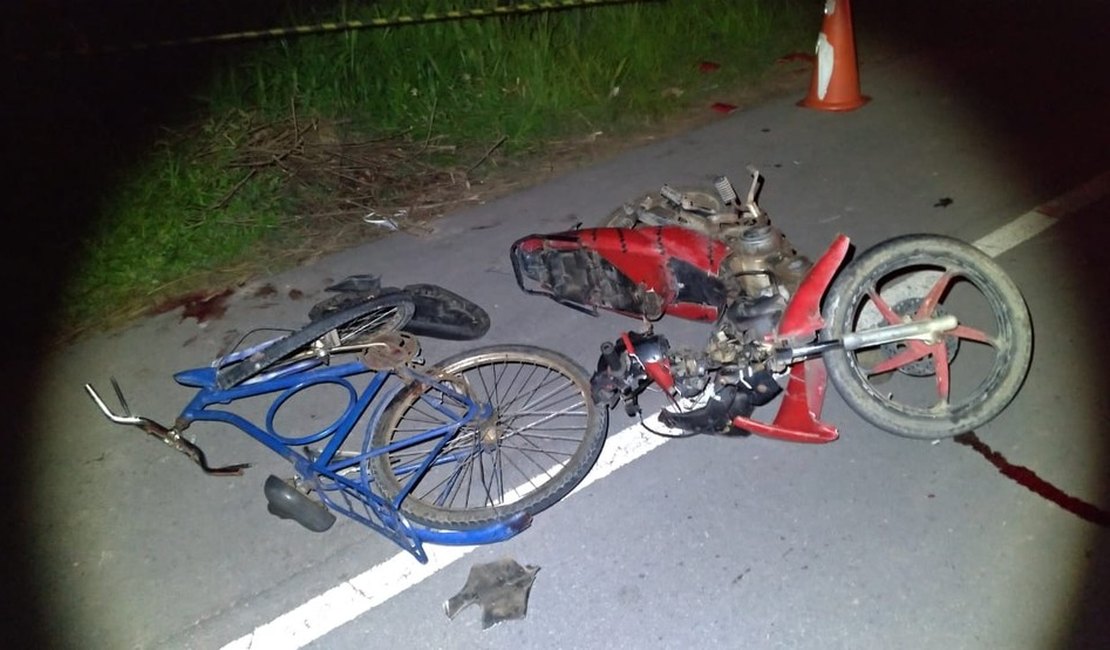 Atropelamento após colisão de bicicleta em moto deixa um morto na AL 101