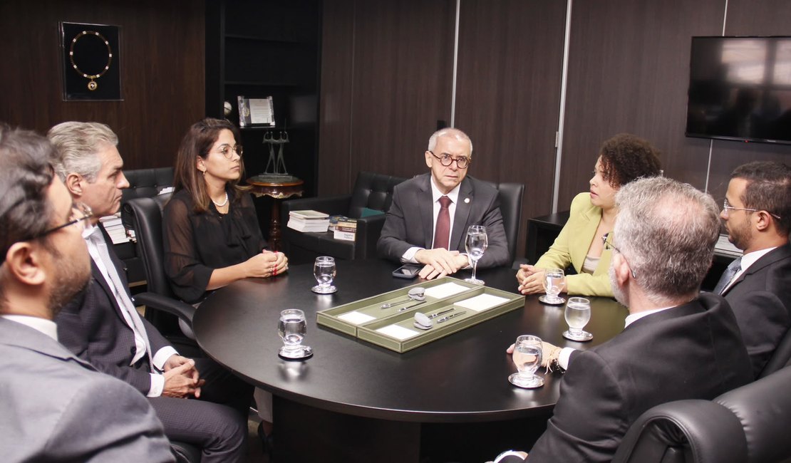 Corregedor-geral eleito, Fábio Ferrario recebe representantes da Arpen em reunião de transição