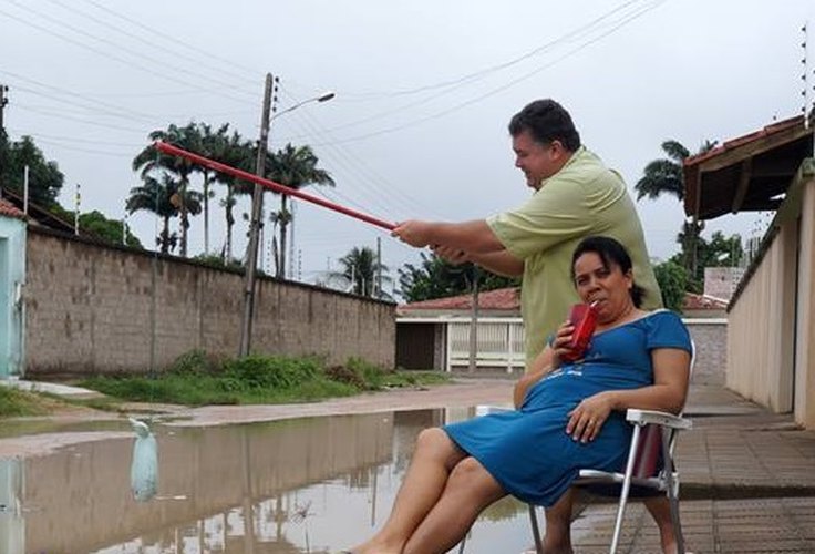 Moradores simulam pesque-pague em rua abandonada pela prefeitura de Arapiraca