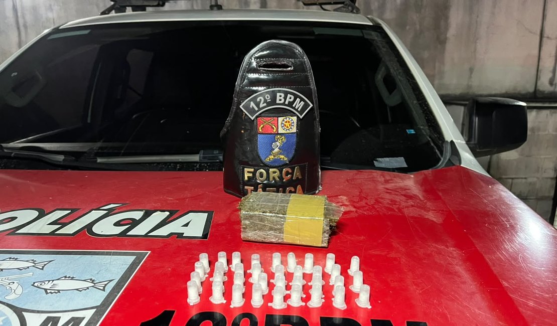PM leva adolescente à delegacia após ocorrência de abandono de incapaz e apreensão de drogas, em Maceió