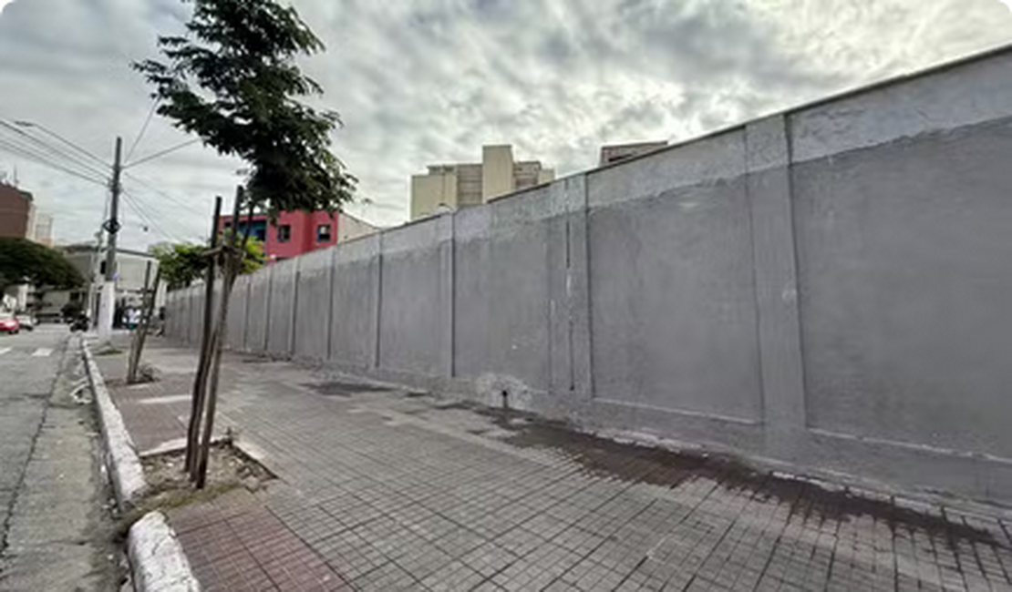 Prefeitura de São Paulo constrói muro de 40 metros de extensão e confina Cracolândia