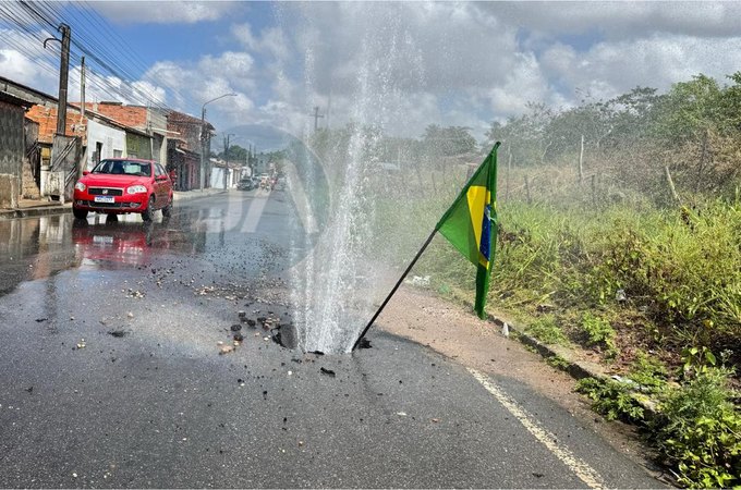 Cano quebrado no meio de via em Arapiraca provoca grande desperdício de água
