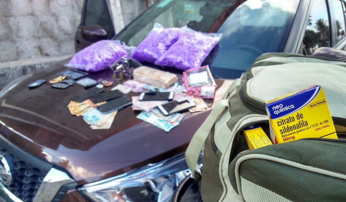 Homens são detidos com droga, veículo roubado e 230 caixas de viagra
