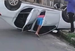 Motorista perde controle de veículo e causa acidente na parte alta de Penedo