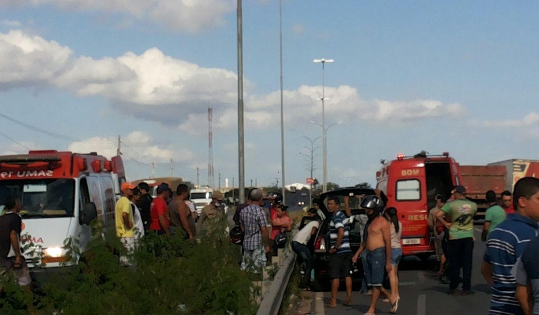 Carreta provoca acidente na AL 220 em Arapiraca, mulher fica ferida