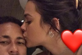 Neymar ganha beijo de feliz ano novo de Bruna Marquezine