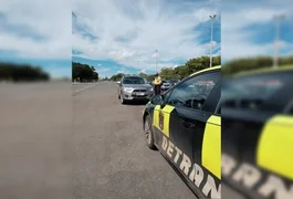 Motorista é flagrada conduzindo carro com 178 infrações e mais de R$ 25 mil em débitos no DF